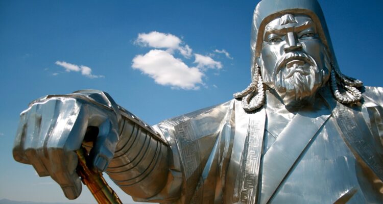 Gengis Khan, el conquistador mongol del siglo XIII, dejó un legado de amplia descendencia con sus siete esposas y cientos de concubinas.