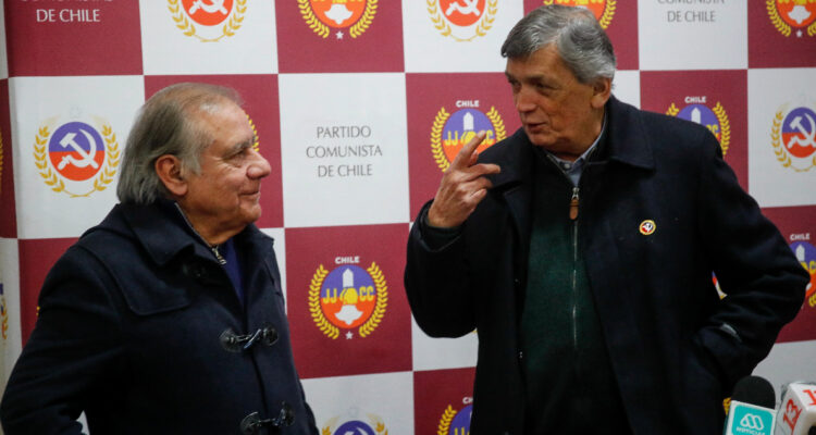 Golpe de timón de Lautaro Carmona: disipa “especulaciones” sobre continuidad del PC en el Gobierno