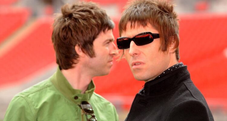 Gritos, pelea y una guitarra volando: El día en que Oasis se terminó en París por una niñería de Liam