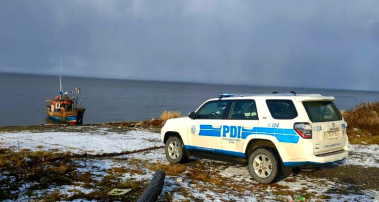 Hallan a dos tripulantes muertos al interior de lancha a motor en Punta Arenas: se habrían intoxicado