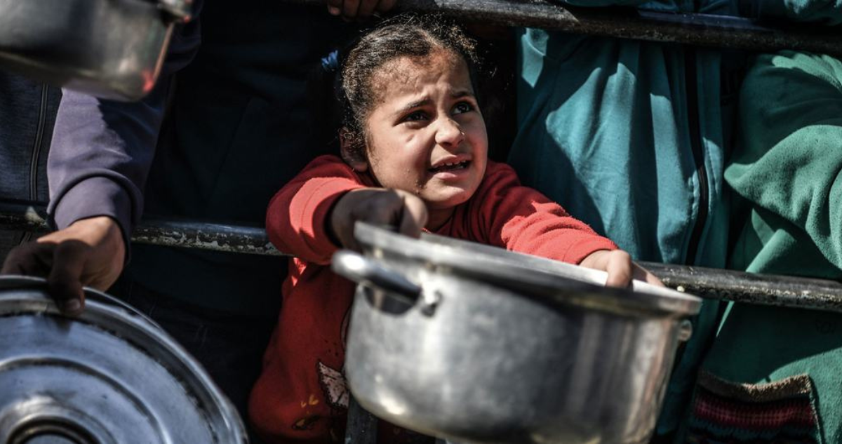 Una niña espera su turno para recibir alimentos en Rafah, al sur de Gaza