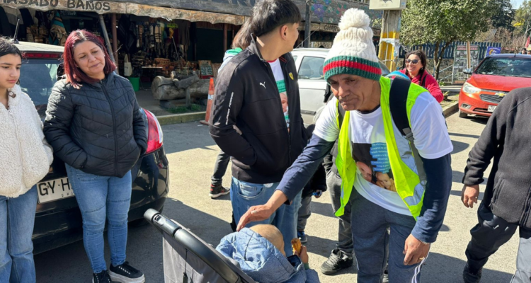 Hombre inicia caminata para pedir pensión para su hijo que padece extraña enfermedad