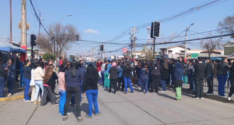 Funcionarios del Hospital El Pino protestan por inseguridad: acusan robos dentro y fuera del recinto