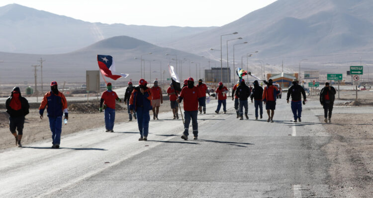 Sindicato Nº1 de Minera Escondida inicia huelga tras rechazar propuesta de BHP durante negociación