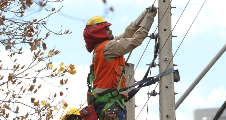 ¿Eres cliente de CGE o Enel? Revisa aquí cuándo podría volver la luz a tu hogar