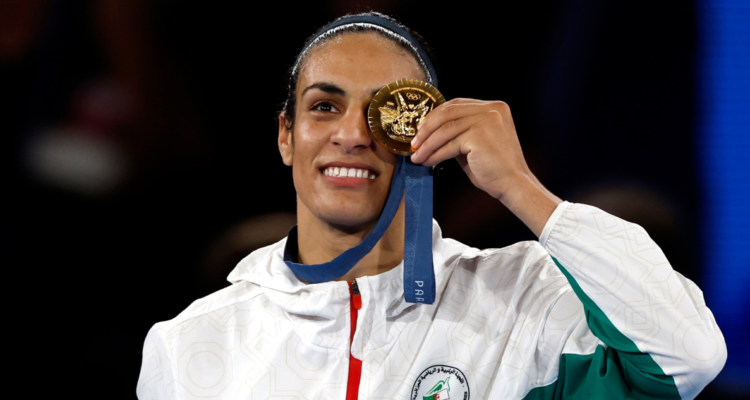 Imane Khelif ‘dispara’ contra críticos con medalla de oro en manos: presentó denuncia por “ciberacoso”