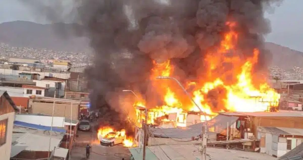 Antofagasta: incendio deja 20 damnificados, 6 viviendas afectadas y un vehículo destruido por el fuego