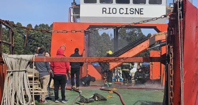 incendio-barcaza-oxicorte-calbuco-750x400.jpg