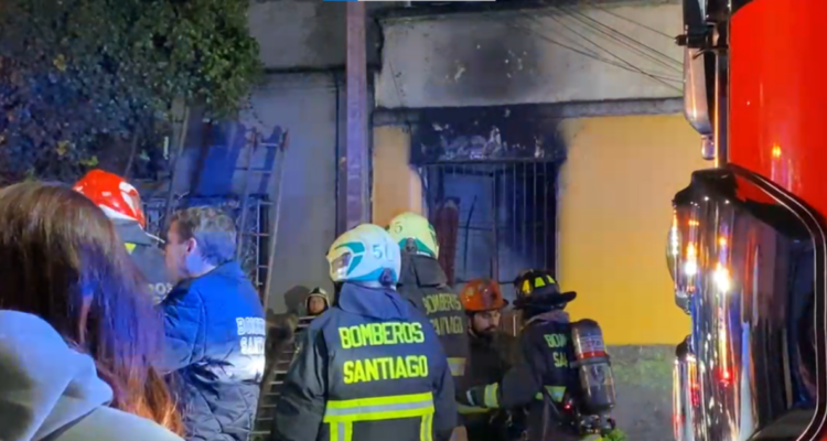 Bomberos controla incendio en casa-habitación de Santiago: no se reportan personas lesionadas