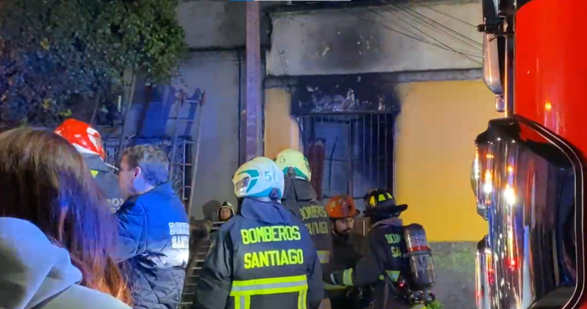 Bomberos controla incendio en casa-habitación de Santiago: no se reportan personas lesionadas