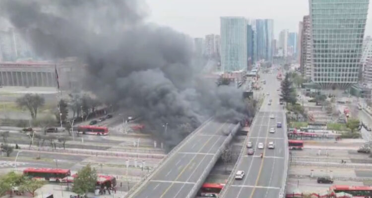 Los impactantes registros que dejó el incendio en salida del metro Escuela Militar en Las Condes