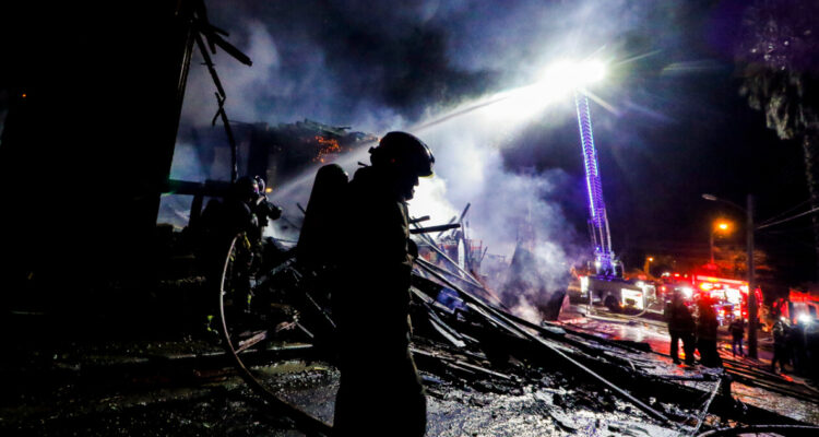 Dos muertos deja incendio que destruyó 7 casas en Iquique