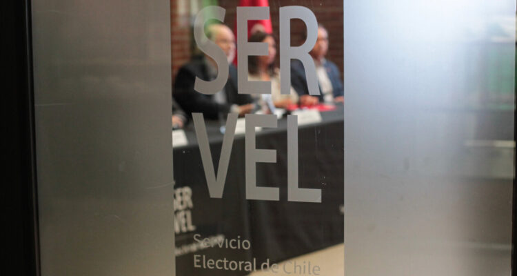 Candidatos acusan incertidumbre por ambigüedad del Servel en plazo para bajar postulaciones