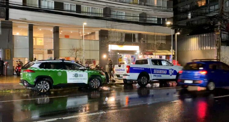Indagan femicidio frustrado en Estación Central: hombre ingresó a departamento y disparó a su expareja