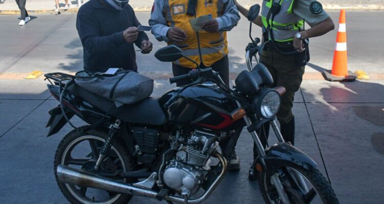 Cuáles son las infracciones a la ley del tránsito que solo afectan o son exclusivas para motociclistas en Chile y cuáles o de cuánto son sus multas.