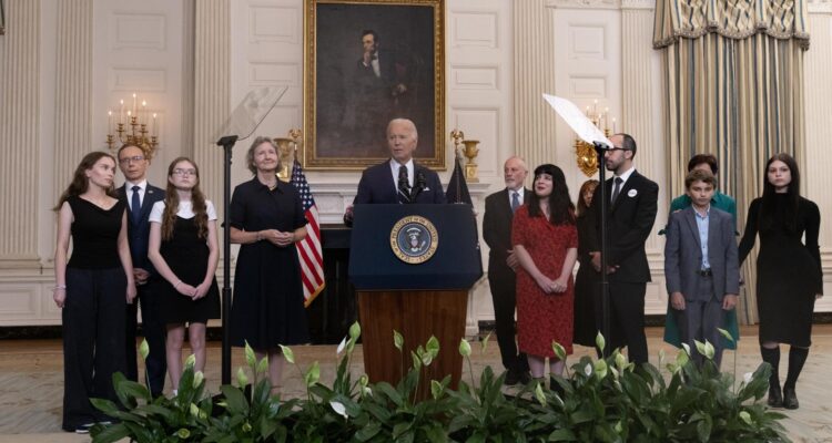 El presidente Joe Biden junto a familiares de prisioneros liberados en la Casa Blanca