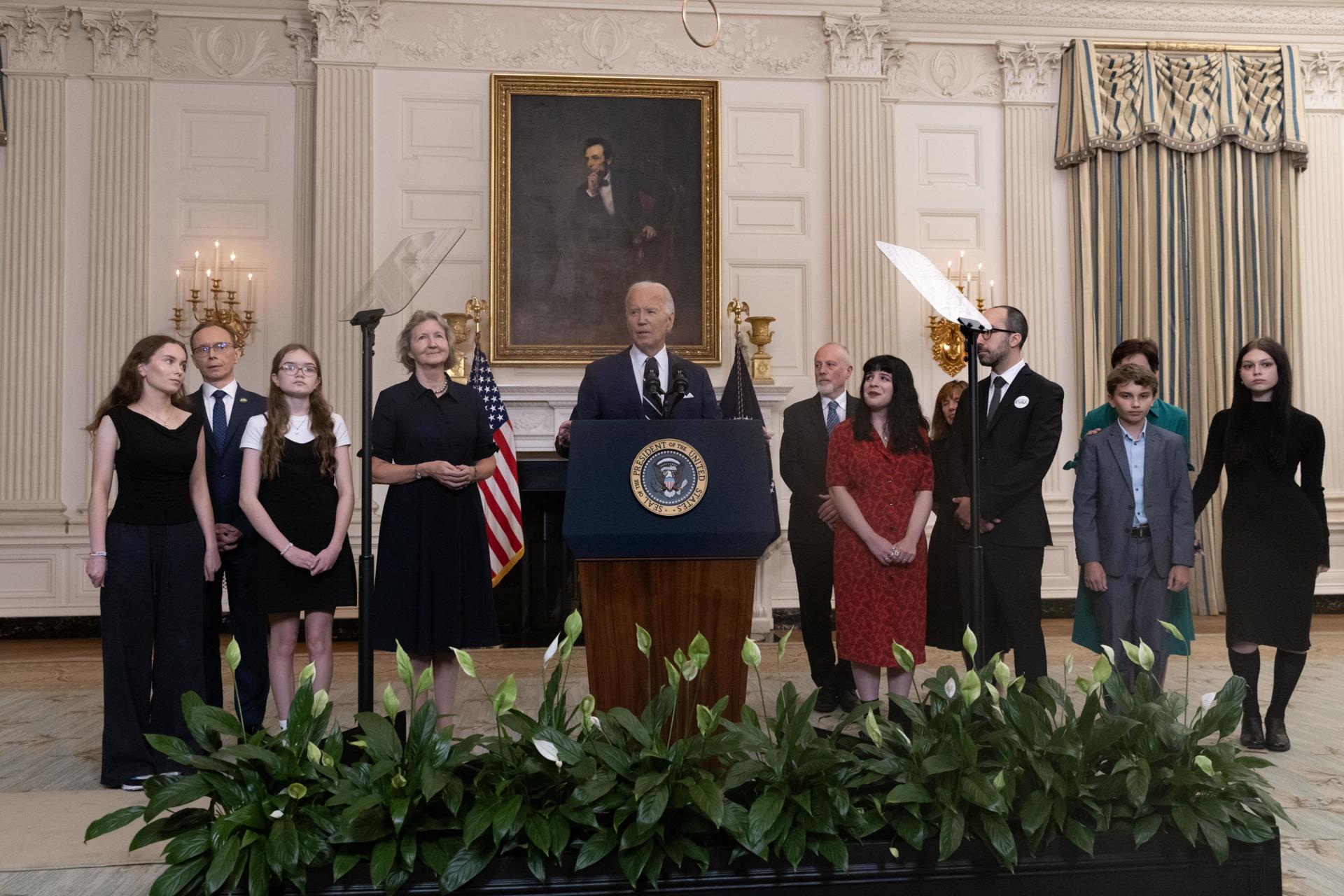 El presidente Joe Biden junto a familiares de prisioneros liberados en la Casa Blanca
