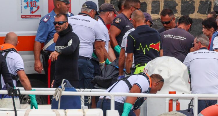 Rescatistas transportan uno de los cuerpos sacados del Bayesian