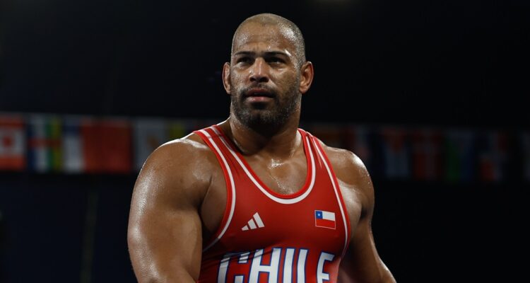 Yasmani Acosta se metió en la final de la Lucha en París 2024.