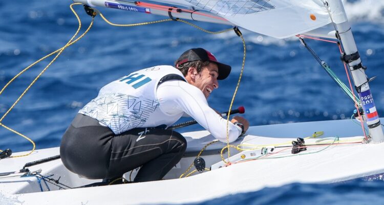 Clemente Seguel mantiene buen nivel en la Vela de París 2024.