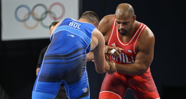 Yasmani Acosta avanzó a semifinales de la Lucha en París 2024.