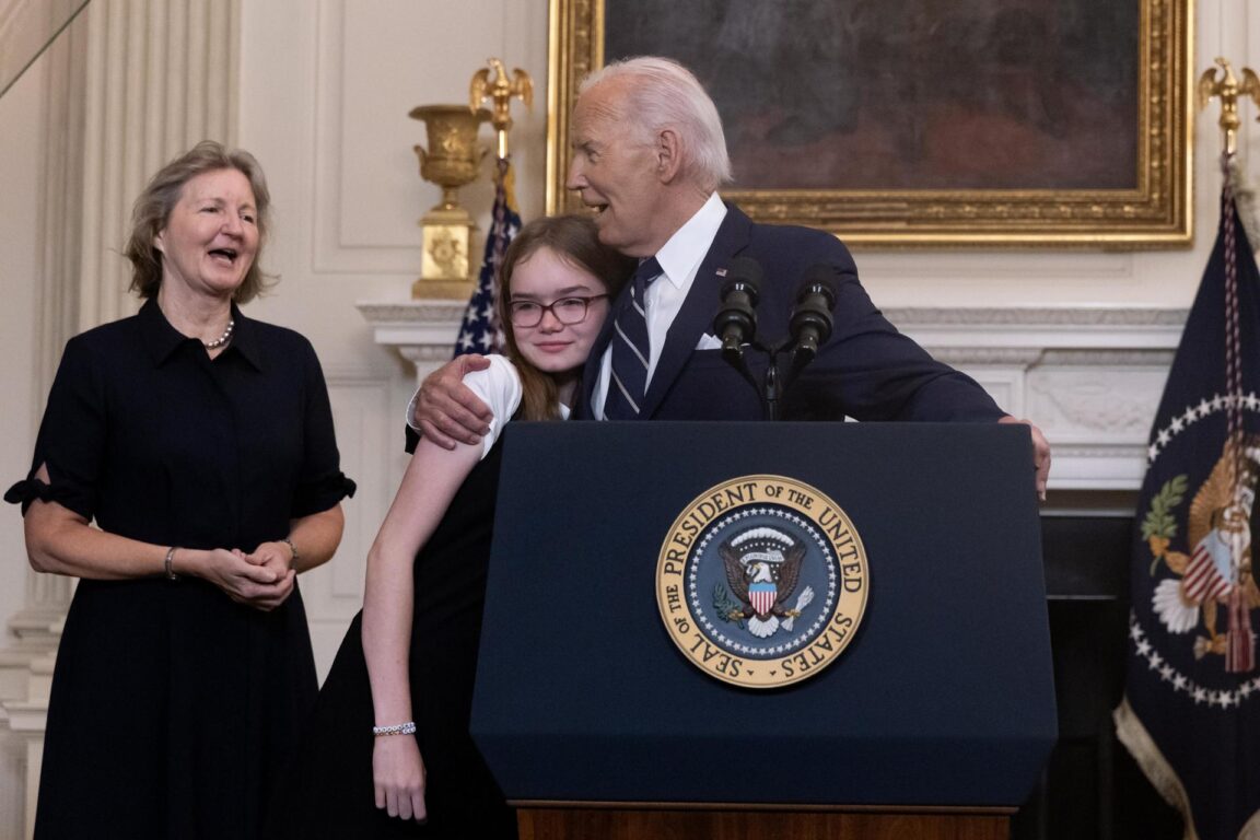 El presidente Joe Biden saluda a la hija de Alsu Kurmasheva, una de las periodistas liberadas 