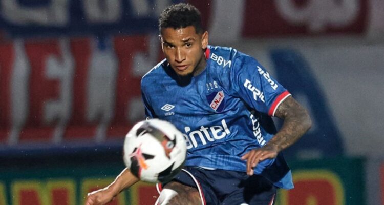 Juan Izquierdo se desvaneció en cancha y su club, Nacional, emitió un parte médico