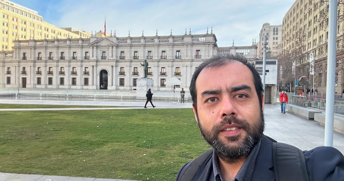 Juan Pablo Leonelli con La Moneda de fondo