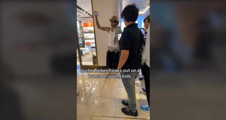 El cantante Justin Bieber fue grabado echando a un grupo de adolescentes que lo estaban molestando en el lobby de un hotel.