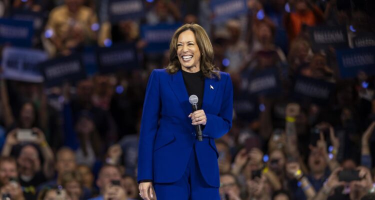 Kamala Harris en un mitin en Milwaukee