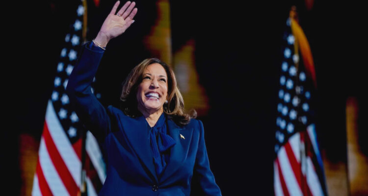 Kamala Harris acepta nominación demócrata y oficialmente compite por la presidencia de EEUU