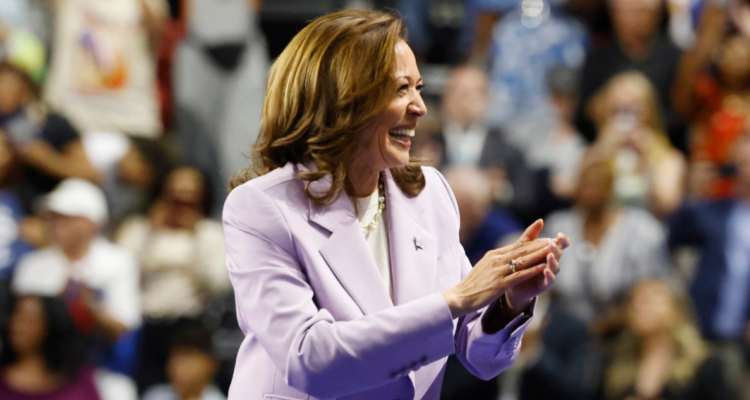 Kamala Harris desplegada en su campaña