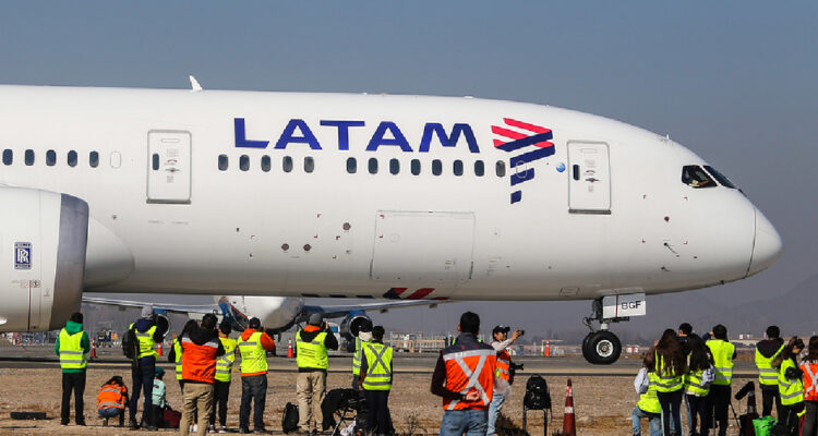 Latam Airlines logra elevar sus ganancias casi un 53% al primer semestre: destaca “sólida” demanda