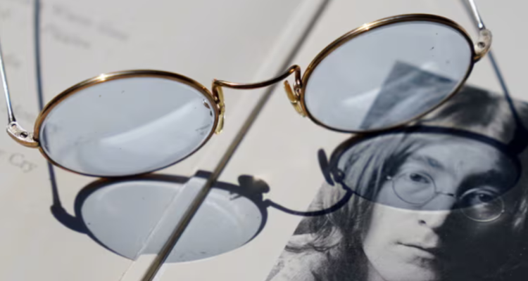 Unos lentes de sol que pertenecieron a John Lennon fueron subastados en una millonaria cifra. Un famoso ilusionista, quien reconoció ser amigo del artista, ganó el preciado objeto.