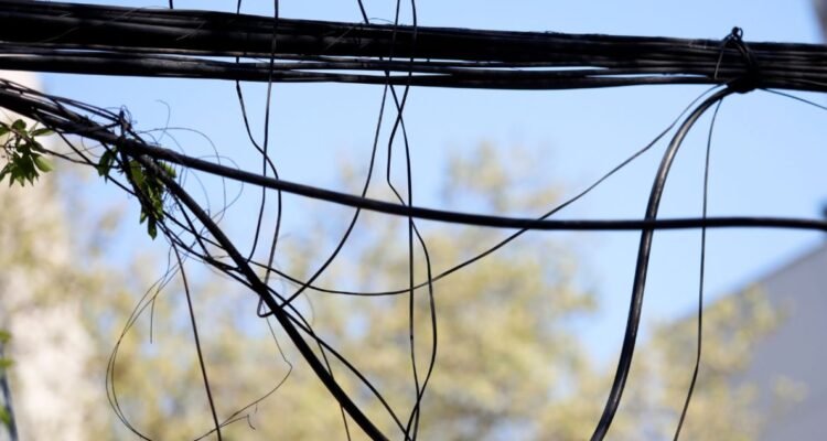 Chao Cables 2.0: presentan proyecto para elevar multas para empresas que no retiren clases en desuso