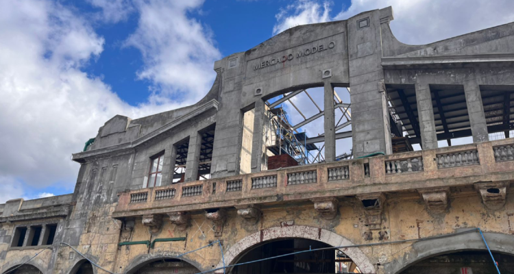 Instalación de cubierta en el mercado municipal de temuco.