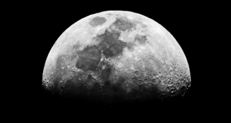 Experto explica el reciente hallazgo de agua en muestras de la Luna: “Pensábamos que estaba seca”