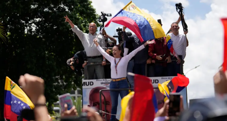 Machado abandona la clandestinidad y reaparece en multitudinaria protesta contra Maduro