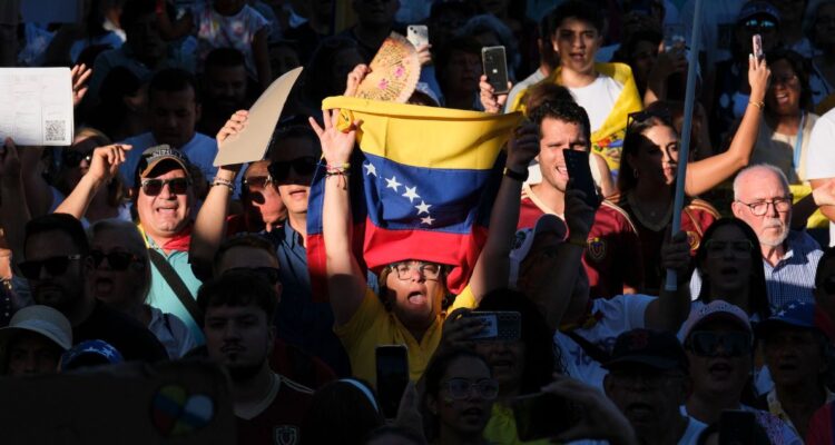 “Fue fraude”: manifestantes protestan dentro y fuera de Venezuela contra la reelección de Maduro