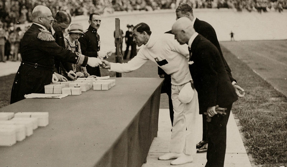 Manuel Plaza recibiendo su medalla en Ámsterdam 1928