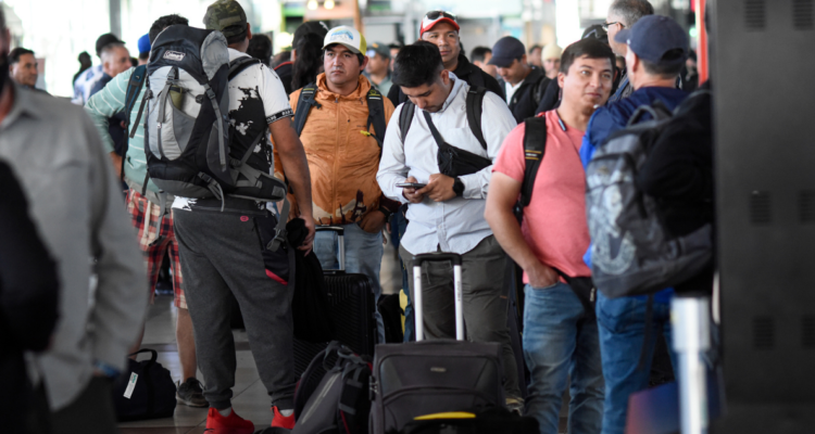Más de 100 pasajeros quedan varados en Osorno por vuelo postergado durante más de nueve horas