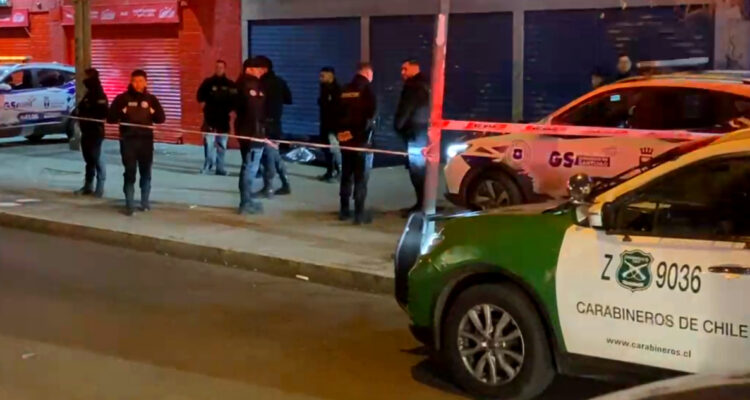 Matan a hombre de nacionalidad peruana en plena calle en Estación Central: lo apuñalaron en el cuello