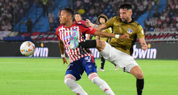 Mauricio Isla celebró con todo la clasificación de Colo Colo en Copa Libertadores.