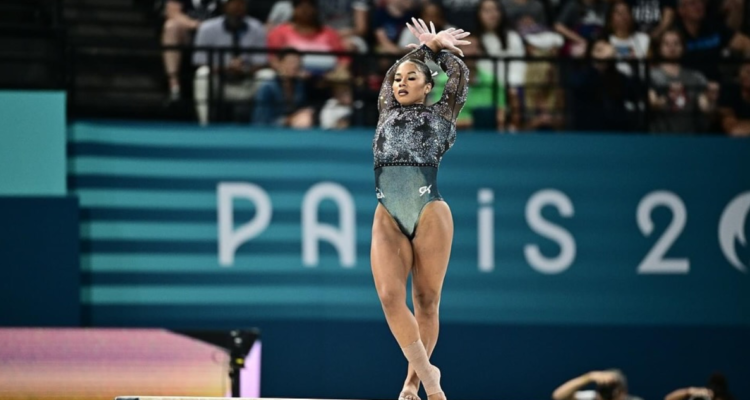 “Racistas y repugnantes”: madre de medallista olímpica de EEUU denuncia duros ataques contra su hija