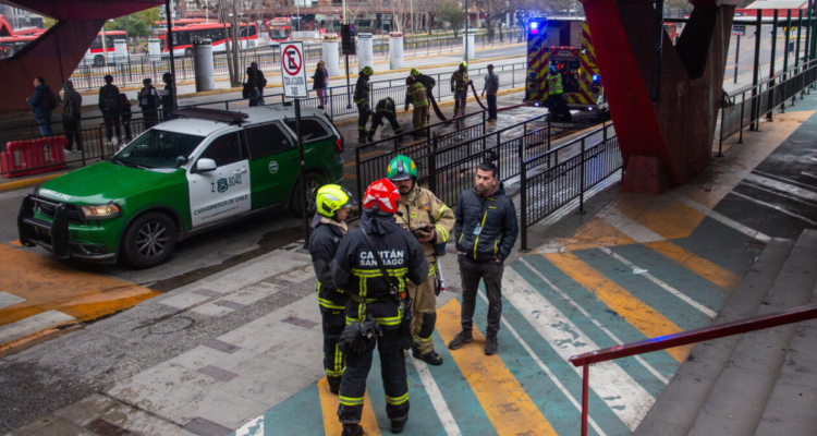 Metro dice que incendio en Escuela Militar habría sido provocado por personas en situación de calle