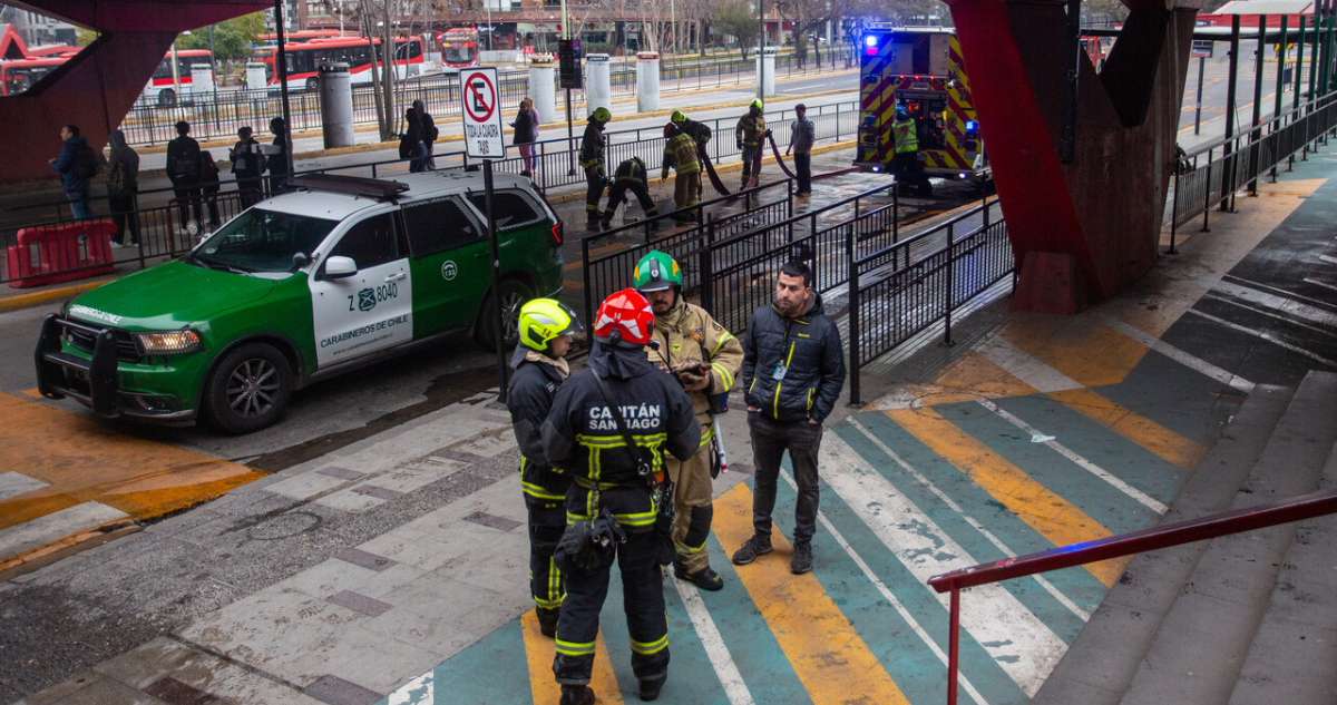 Metro dice que incendio en Escuela Militar habría sido provocado por personas en situación de calle