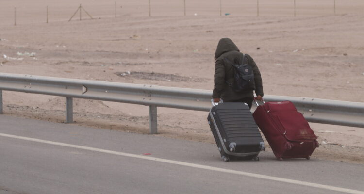Imagen de un migrante cruzando la frontera hacia Chile. Foto para acompañar la nota: Diputados califican como “abusiva” postura de Bolivia de negar reconducción de migrantes venezolanos.