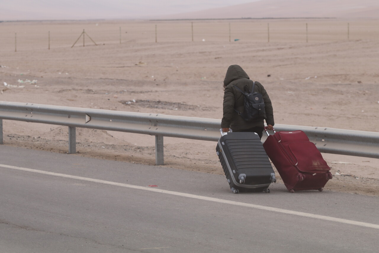 Imagen de un migrante cruzando la frontera hacia Chile. Foto para acompañar la nota: Diputados califican como “abusiva” postura de Bolivia de negar reconducción de migrantes venezolanos.