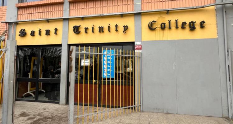 Carabineros busca a sujetos por robo millonario en colegio de Lo Espejo: se llevaron 90 computadores