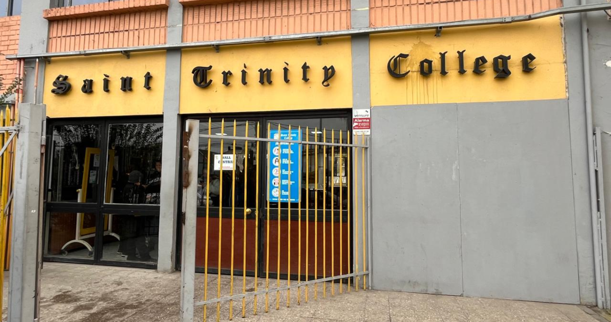 Carabineros busca a sujetos por robo millonario en colegio de Lo Espejo: se llevaron 90 computadores